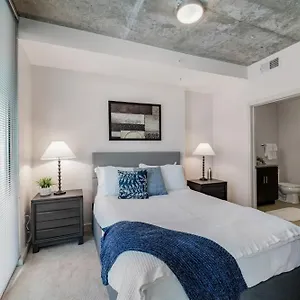 Skyhouse With Views In Uptown Apartment